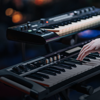 Electronic keyboard performance in dark setting